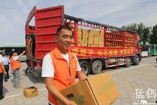 天津公交吃瓜,市民热议的街头现象