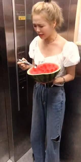 艰苦的吃瓜群众,见证时代变迁的平民视角