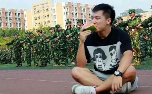 学生逃避军训吃瓜,揭秘学生逃避军训背后的真相