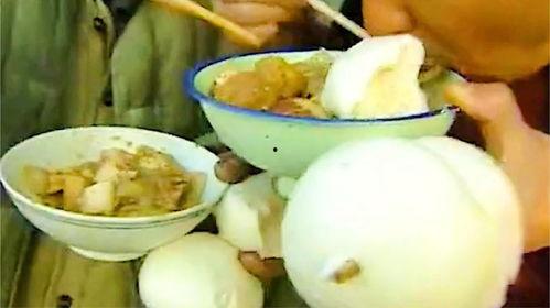 农民吃馍馍配瓜